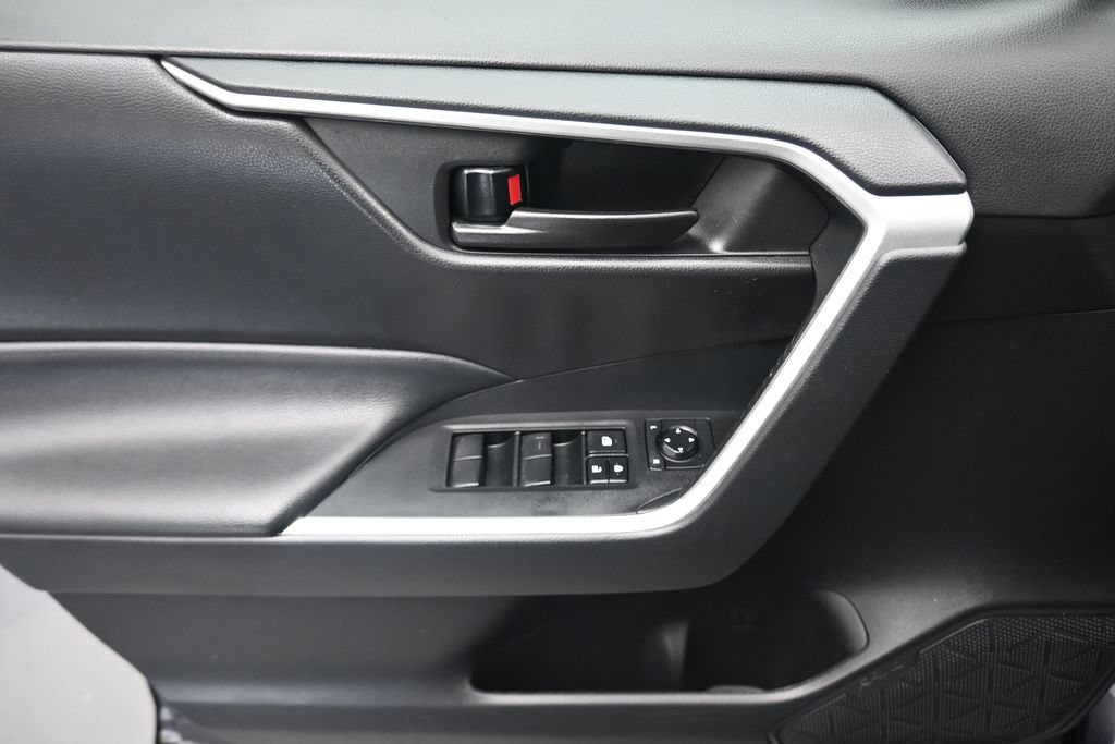 Used 2021 Toyota RAV4 LE FWD image 10