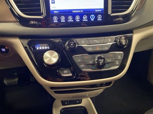 Used 2017 Chrysler Pacifica Touring-L image 16