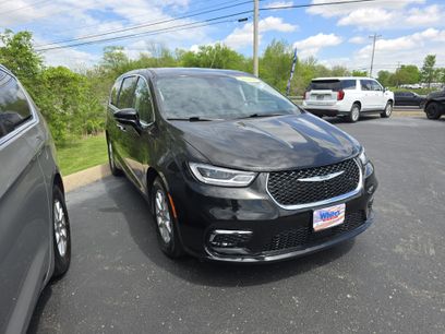 Used 2024 Chrysler Pacifica Touring-L