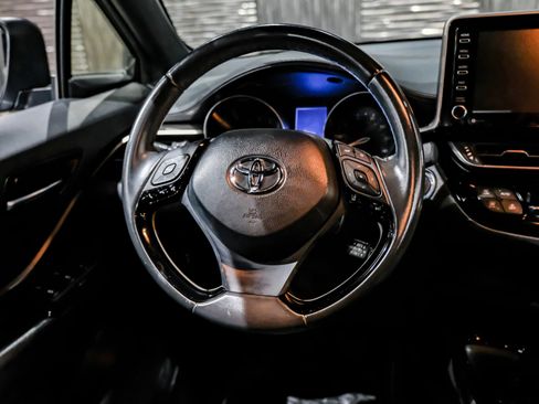 Used 2019 Toyota C-HR XLE FWD image 17