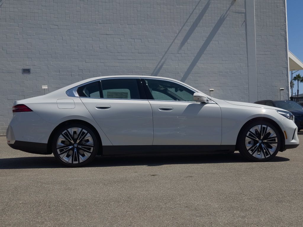 New 2027 BMW i5 xDrive40 AWD/4WD image 3
