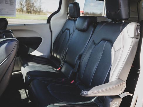 Used 2019 Chrysler Pacifica Touring-L Plus w/ Advanced Safetytec Group image 19