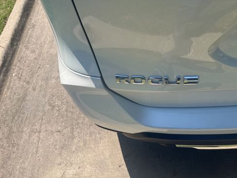Used 2018 Nissan Rogue SV AWD/4WD image 3
