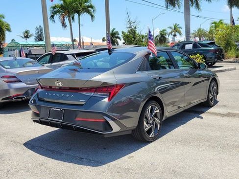 Used 2025 Hyundai Elantra Limited image 4