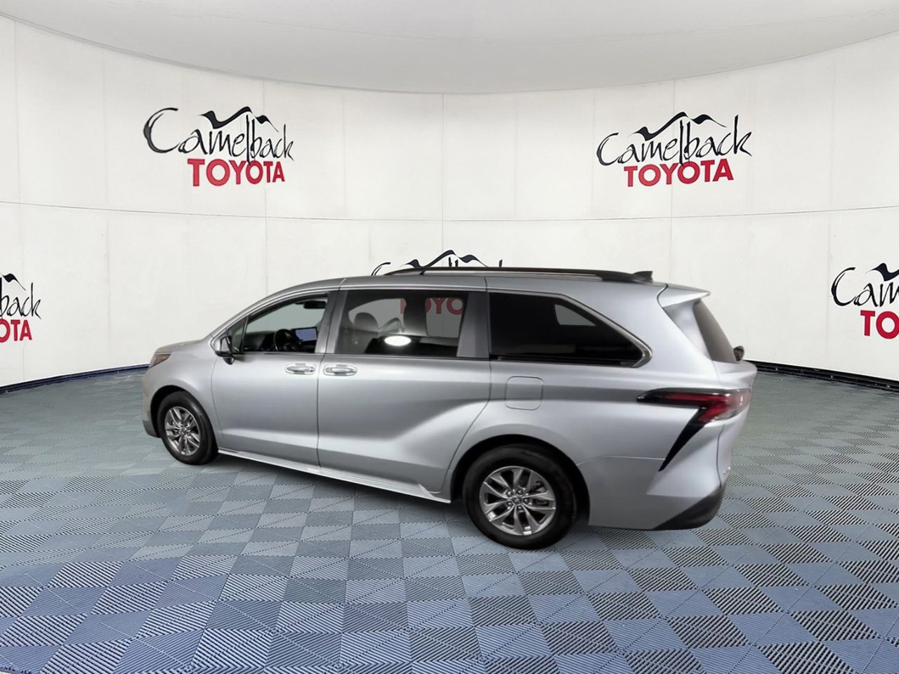 Used 2025 Toyota Sienna XLE FWD image 8