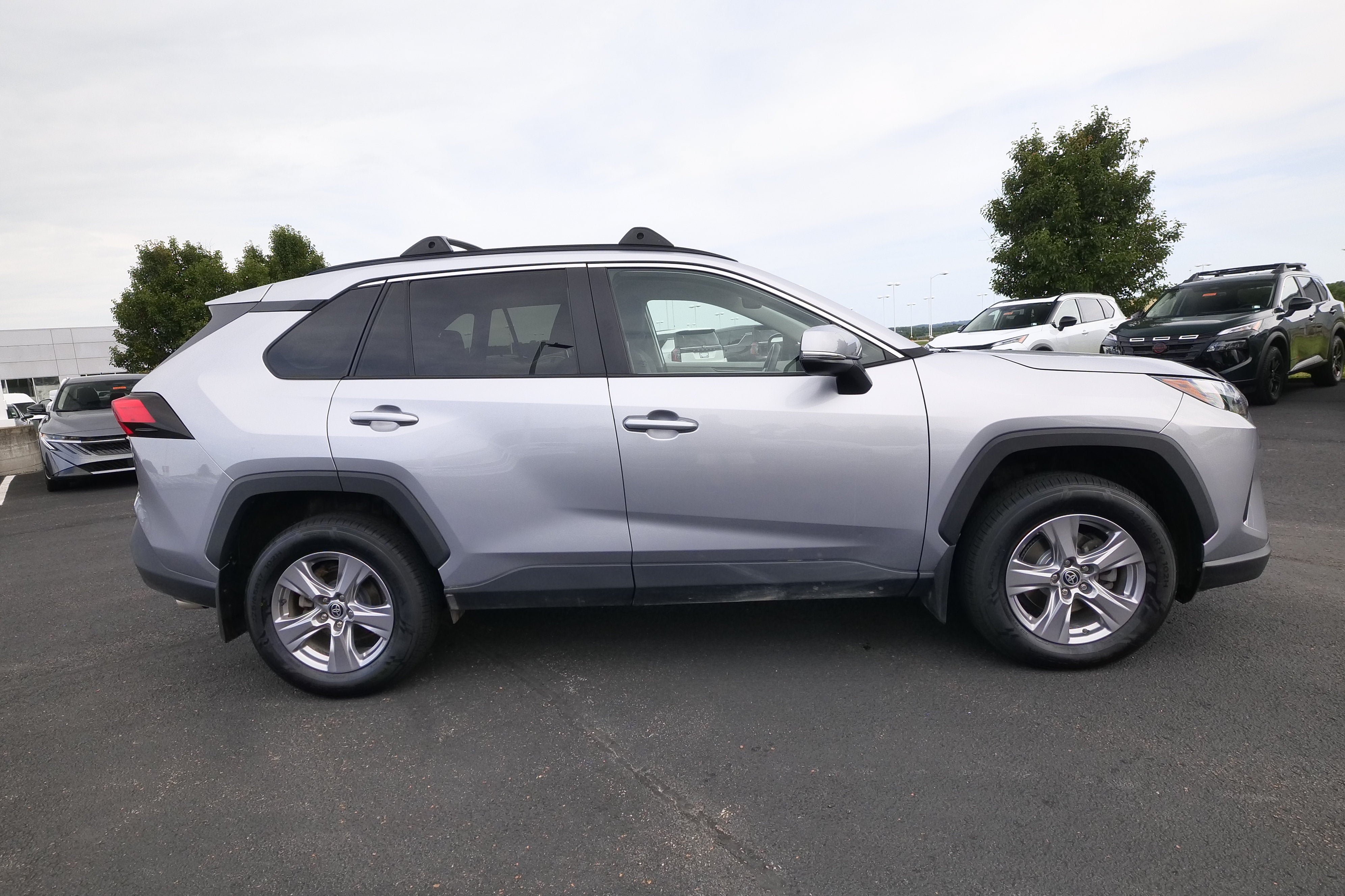 Used 2023 Toyota RAV4 XLE AWD/4WD image 5