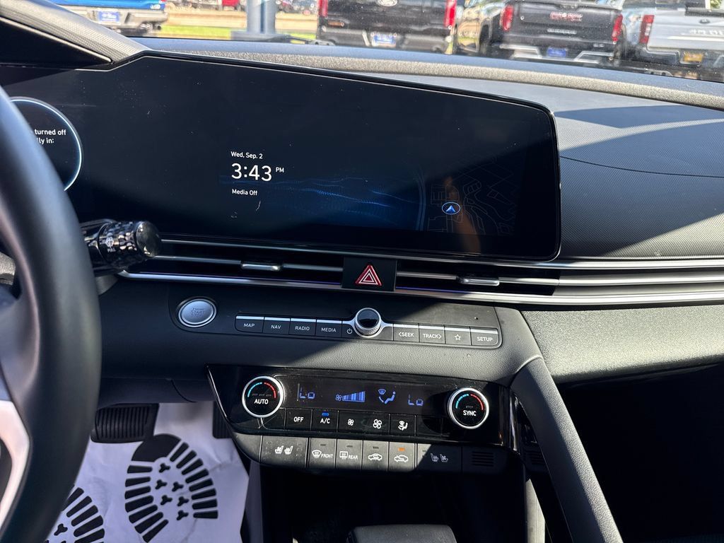Used 2023 Hyundai Elantra Limited FWD image 18