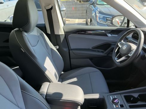 Certified 2026 Volkswagen Tiguan SE w/ Panoramic Sunroof Package AWD/4WD image 29