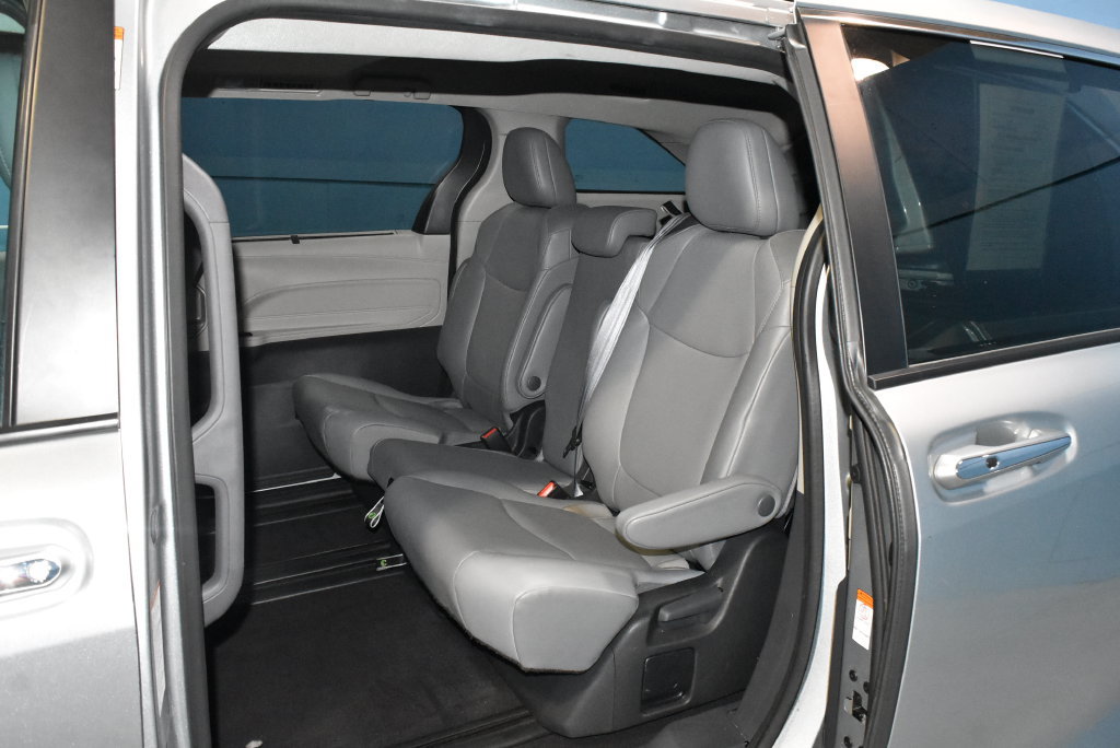 Used 2024 Toyota Sienna XLE FWD image 19