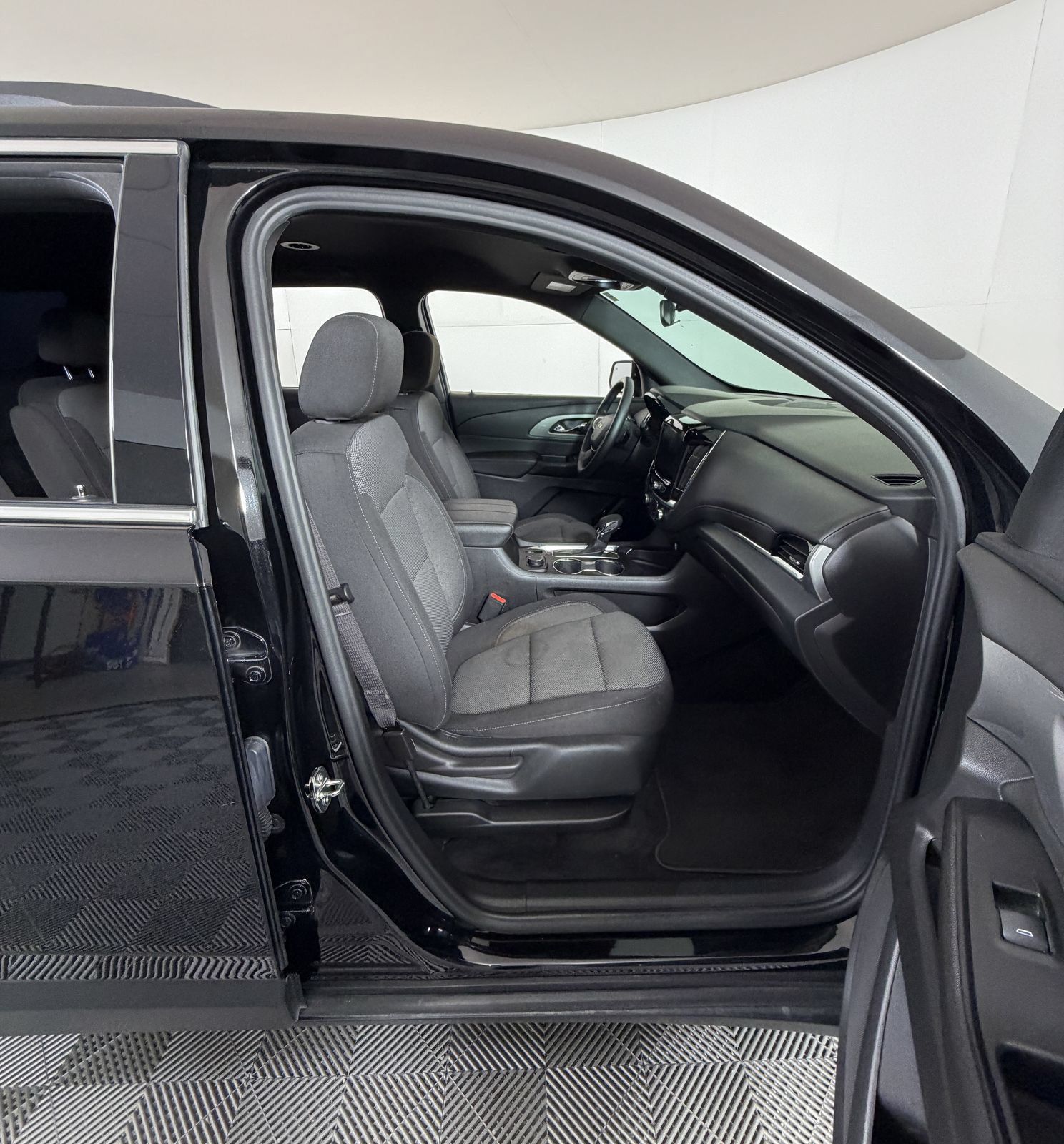 Used 2023 Chevrolet Traverse LT FWD image 5