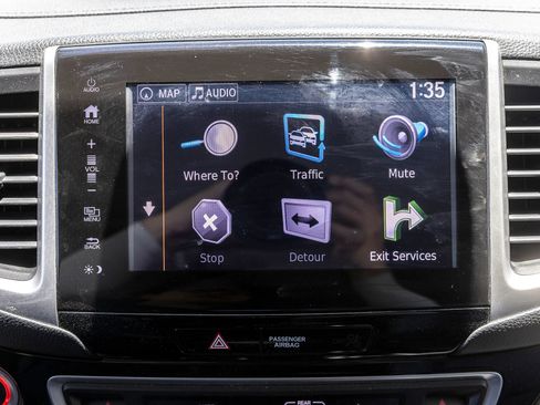 Used 2017 Honda Pilot Touring image 19