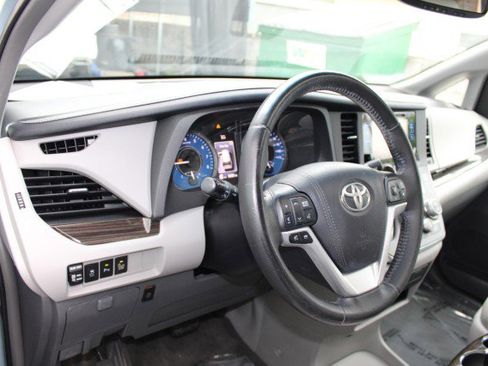 Used 2015 Toyota Sienna XLE Premium image 24