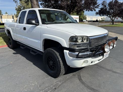Used 2005 GMC Sierra 2500 SLE w/ Skid Plate Package AWD/4WD image 3
