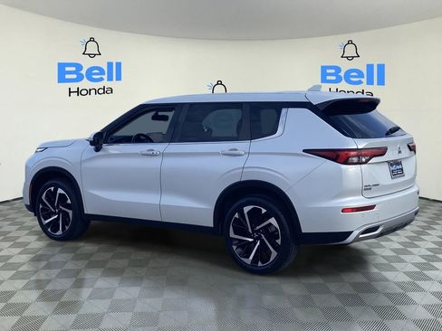 Used 2023 Mitsubishi Outlander SE image 3