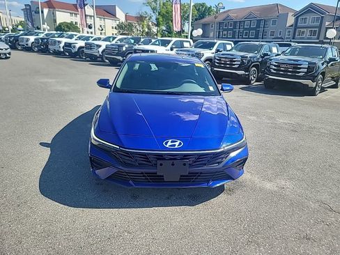 Used 2025 Hyundai Elantra SEL FWD image 2