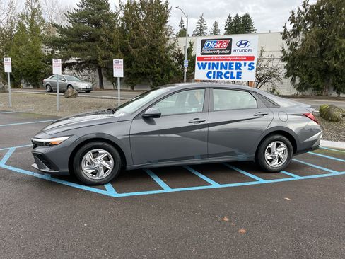 Certified 2025 Hyundai Elantra SE image 2