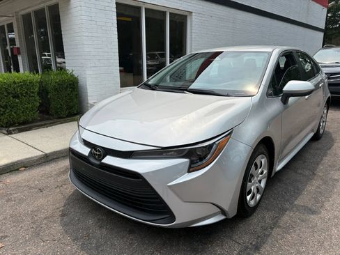 Used 2025 Toyota Corolla LE FWD image 2