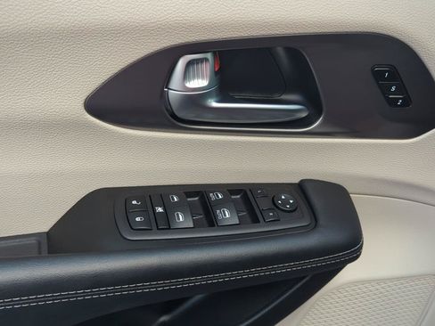 Used 2023 Chrysler Pacifica Touring-L FWD image 13