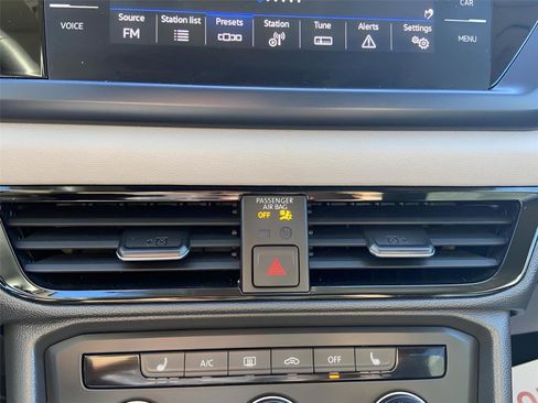 Used 2022 Volkswagen Taos SE w/ Panoramic Sunroof Package image 31