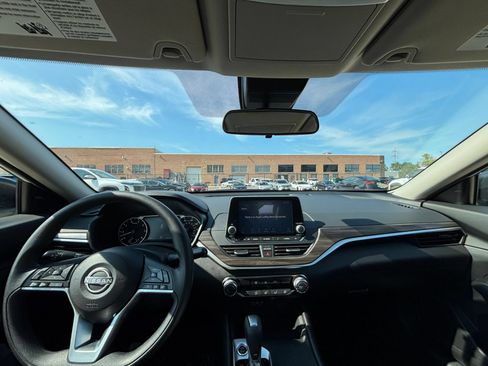 Used 2025 Nissan Altima 2.5 SV FWD image 33