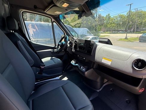 Used 2025 Mercedes-Benz Sprinter 2500 image 16