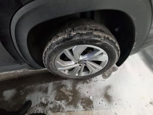 Certified 2023 Volkswagen Atlas SE image 9