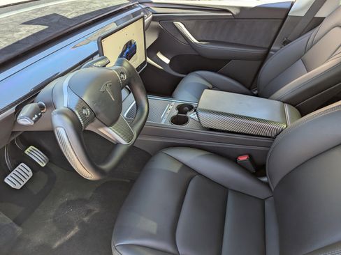 Used 2025 Tesla Model Y Performance image 19