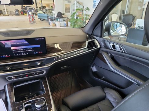 Used 2025 BMW X5 xDrive40i w/ Parking Assistance Package AWD/4WD image 19