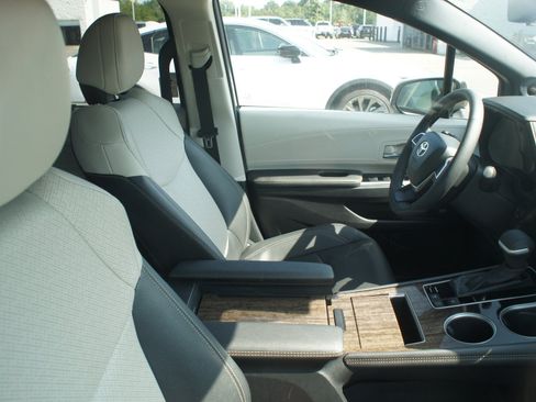 Used 2026 Toyota Sienna Platinum AWD/4WD image 4