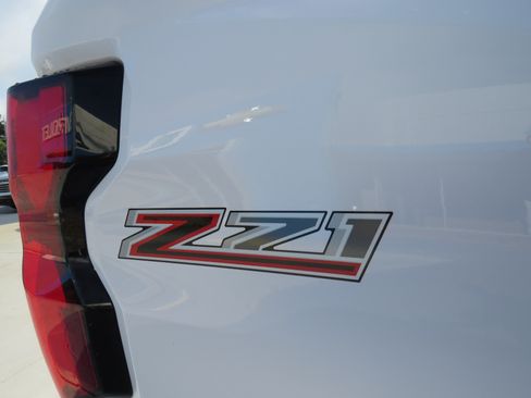 Used 2024 Chevrolet Colorado Z71 w/ Z71 Convenience Package 2 AWD/4WD image 11