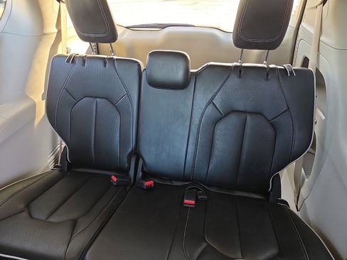 Used 2024 Chrysler Pacifica Limited image 10