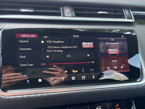 Used 2020 Land Rover Range Rover Velar R-Dynamic S AWD/4WD image 32