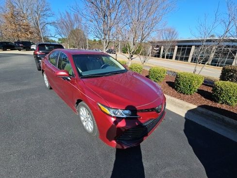 Used 2018 Toyota Camry LE image 8