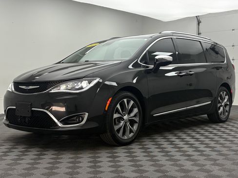 Used 2019 Chrysler Pacifica Limited w/ Tire & Wheel Group FWD image 2