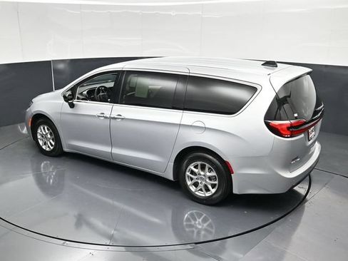 Certified 2024 Chrysler Pacifica Touring-L FWD image 52