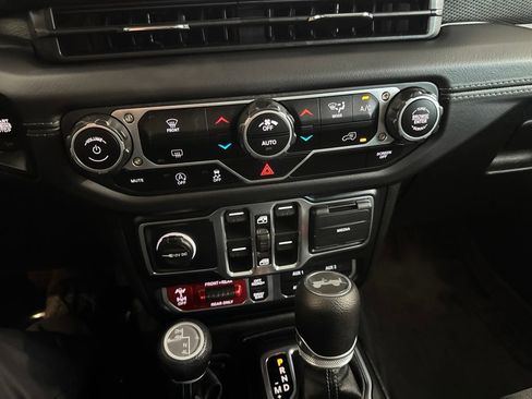 Used 2025 Jeep Wrangler Unlimited Rubicon AWD/4WD image 16