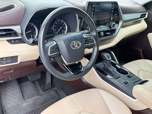 Used 2021 Toyota Highlander XLE FWD image 4