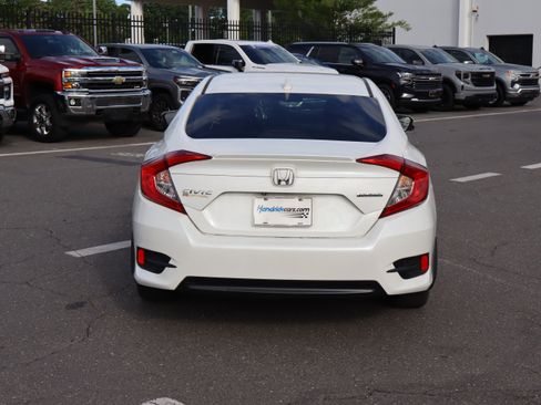 Used 2018 Honda Civic Touring image 9