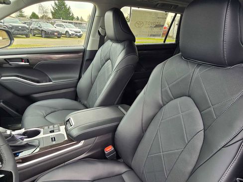 New 2026 Toyota Highlander Platinum image 25