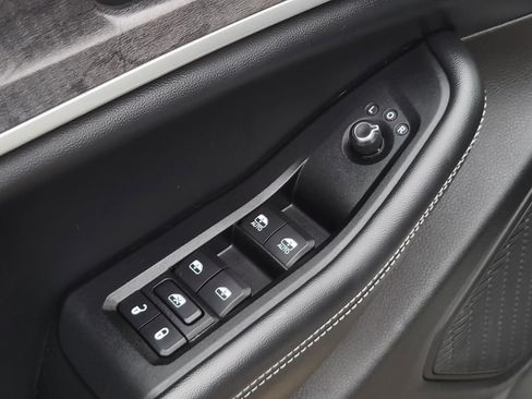 Used 2023 Jeep Grand Cherokee Limited w/ Black Appearance Package RWD image 16