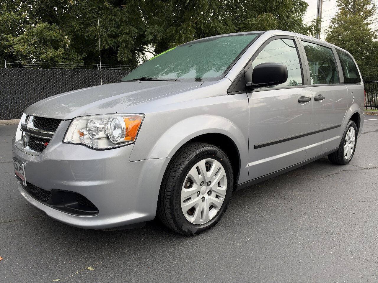 Used 2016 Dodge Grand Caravan American Value Package w/ UConnect Hands-Free Group FWD image 1