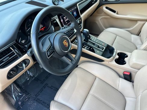 Certified 2025 Porsche Macan AWD/4WD image 4