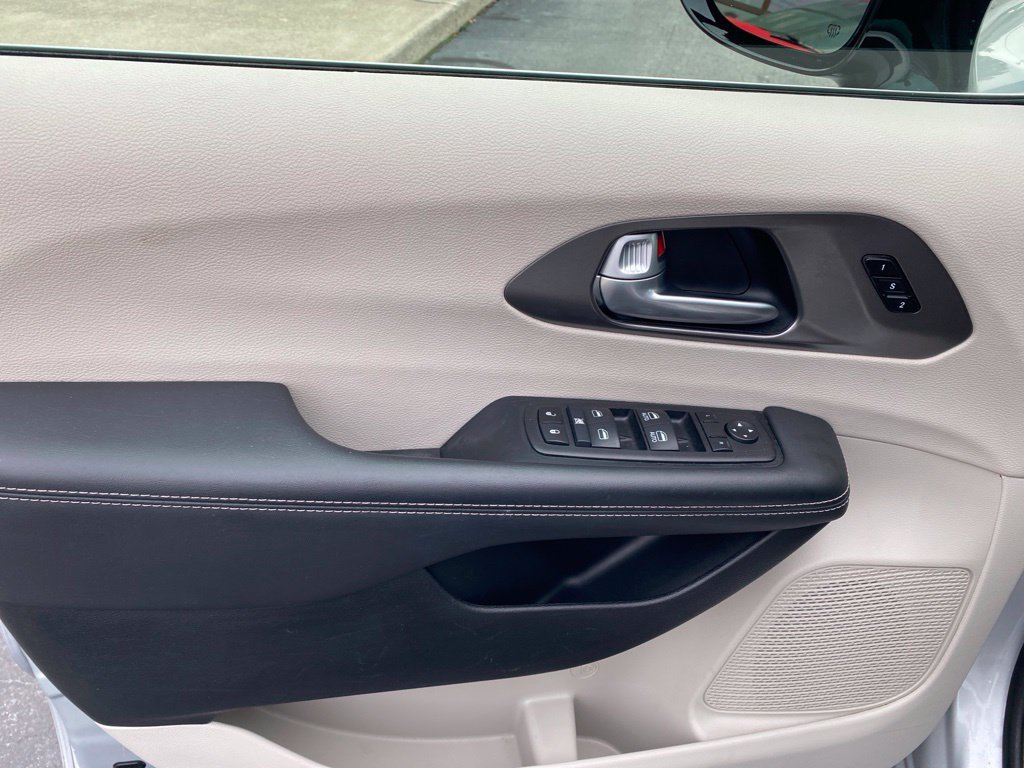 Used 2024 Chrysler Pacifica Touring-L FWD image 17