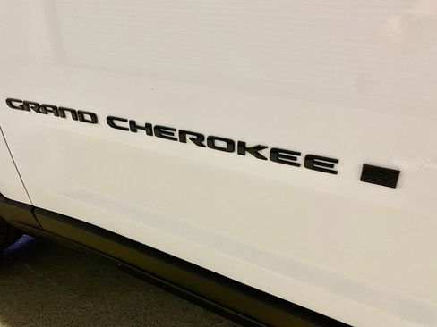 Used 2023 Jeep Grand Cherokee L Laredo RWD image 31