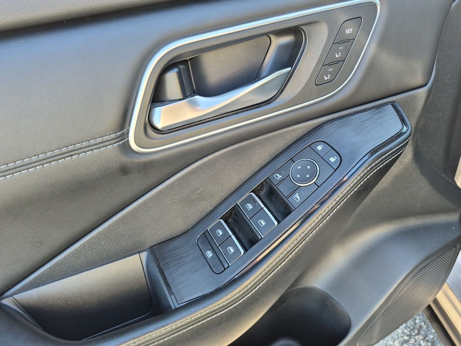 Used 2025 Nissan Rogue Platinum FWD image 24