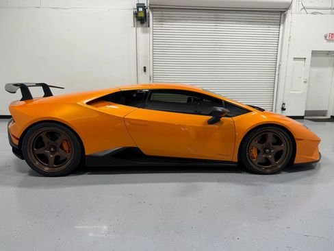 Used 2018 Lamborghini Huracan Performante AWD/4WD image 17