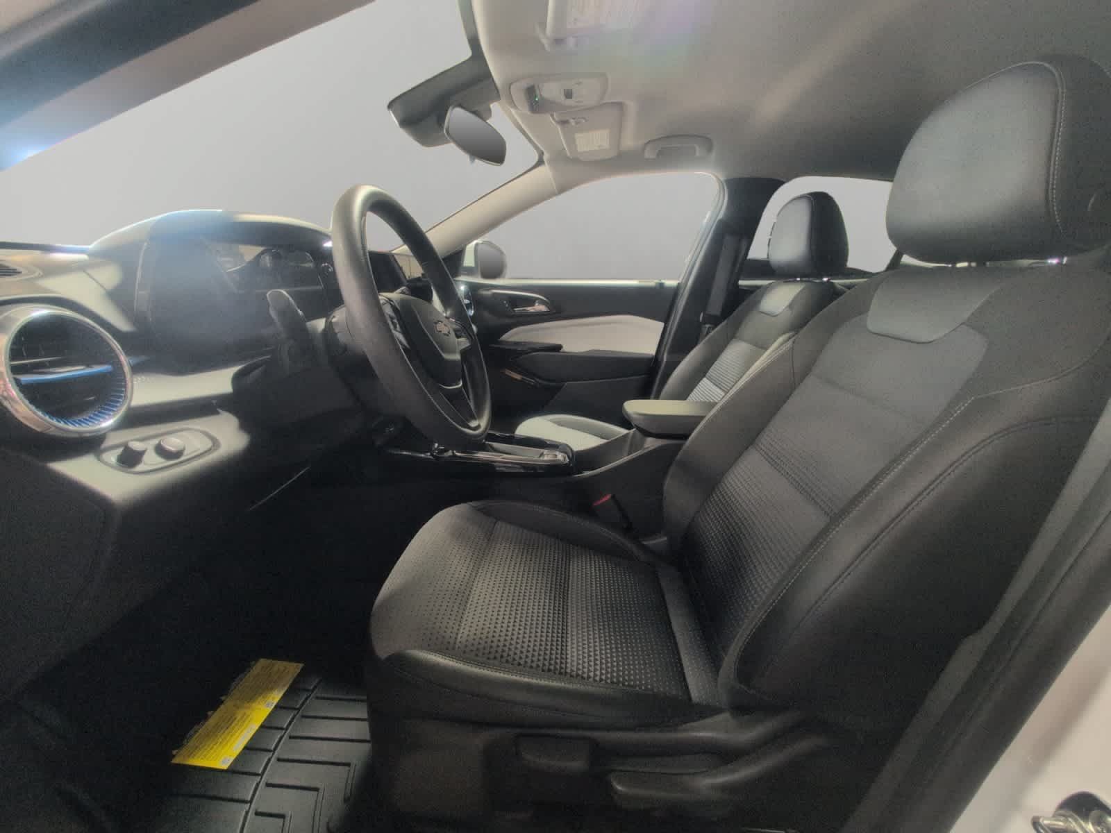 Used 2025 Chevrolet Trax LT FWD image 9