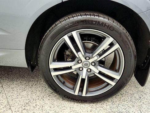 Used 2019 Volvo XC60 T5 Momentum w/ Premium Package image 9