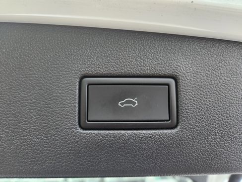 Used 2022 Volkswagen Tiguan SEL R-Line image 25