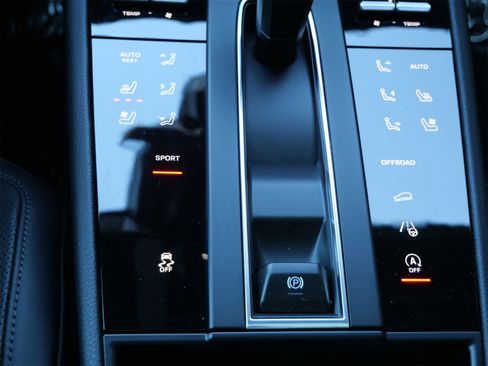 Certified 2025 Porsche Macan image 19